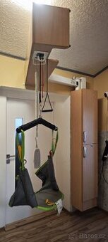 Diskrétní elektrický zvedák pro invalidy