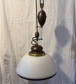 Kuchyňský lustr stahovací s kladkou mléčné sklo a mosaz