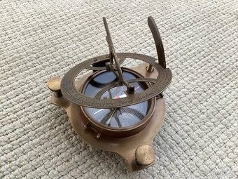 Mosazný kompas se slunečními hodinami retro
