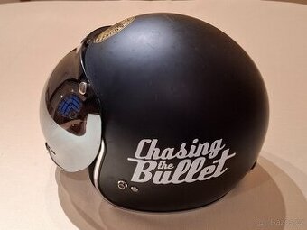 Stylová helma "Chasing the Bullet" + hledí + kšilt
