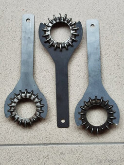 klič na matici výfuku Jawa kývačka, perák ...