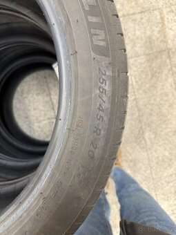 255/45R20 105W