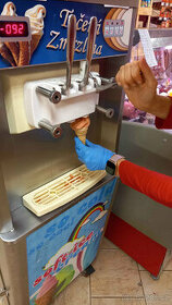 Zmrzlinový stroj značky KOVAL