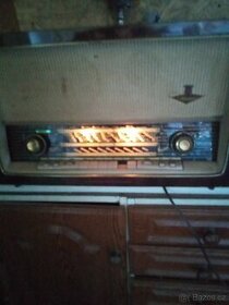 Starožitné rádio v dobrém stavu