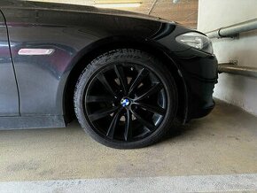 Černé 19" originál BMW ALU s novými pneu pirelli - 1