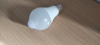 LED žárovka s pohybovým senzorem 6W