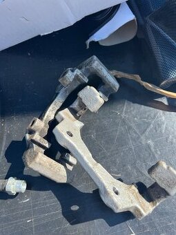 Zadní držáky brzdových třmenů – BMW E36 (nechlazené brzdy)