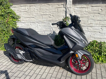 Honda Forza 125 r.v. 2024 najeto pouze 1600Km