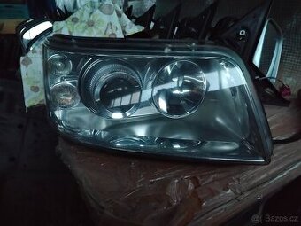 VW T5 pravý xenon originál