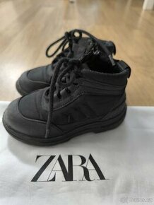 Kotníkové nylonové černé boty Zara 23