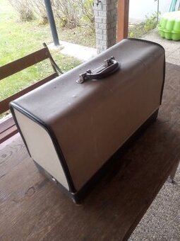 dva šicí stroj veritas a jiný