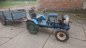 Traktor domaděl