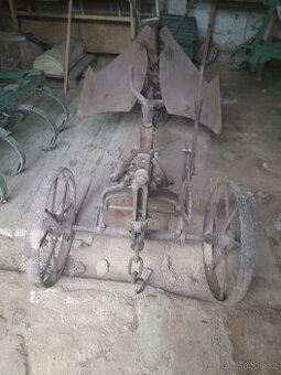 Koňský pluh-obracák.