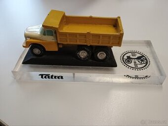 Kovový model Tatra 148 na podstavci - retro