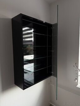 VÝSTAVNÍ OSVĚTLENÁ PROSKLENNÁ VITRÍNA