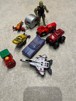 Autíčka, figurky, plyšáci, potřeby na VV