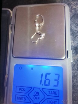 Zlaté náušnice s růžovým kamínkem