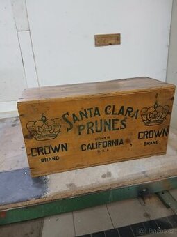 Stará dřevěná bedna od sušených švestek