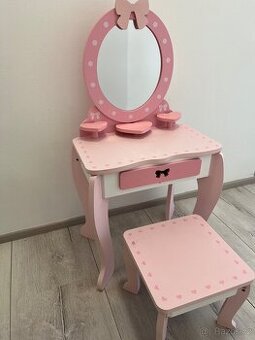 Dětský kosmetický stolek