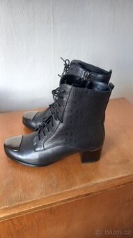 dámské vyšší kožené boty se šněrováním