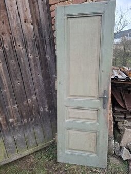 Stare dveře s mosaznou klikou