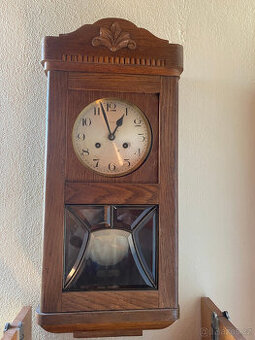 Starožitné nástěnné hodiny s kyvadlem