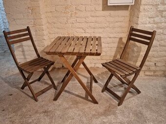 Dřevěné venkovní prostředí. Stůl a dvě židle