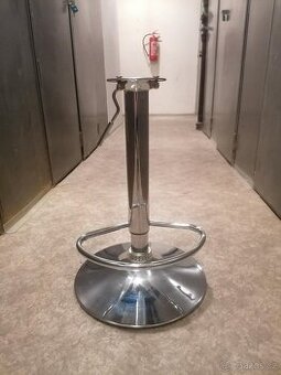 noha od barové židle zn. Bolt