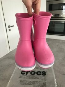 Nové růžové holínky Crocs C10