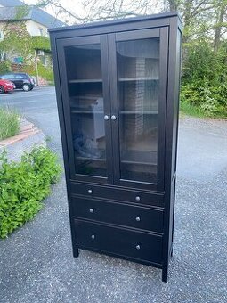 IKEA Hemnes vitrína - černohnědá