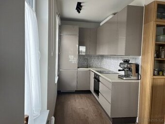 Rohová kuchyň zn. Oresi bez spotřebičů (jen s myčkou)