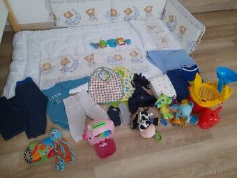 Prodám set do postýlky,mix oblečení a mix hraček Top Stav