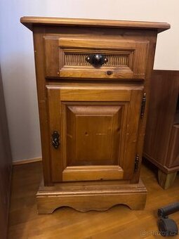 Noční stolek / skříňka z masivu (Francie)