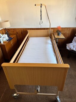 Zdravotnická polohovací postel, vozík, chodítko - 1