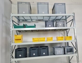 Průmyslový policový regál. Regály