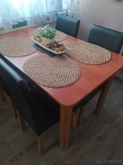 Jídelní stůl
