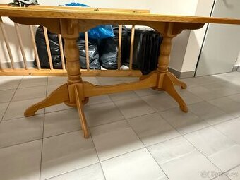 Jidelni stul z masivu