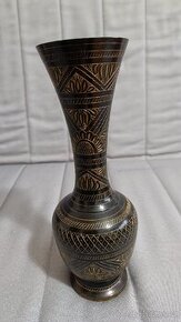 Kovová broušená váza.