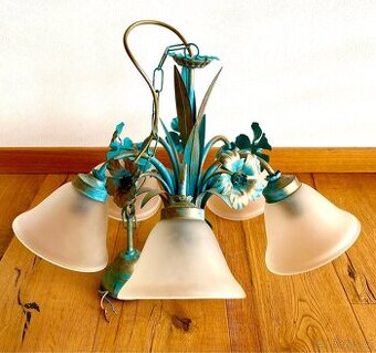 Starý romantický kovaný lustr