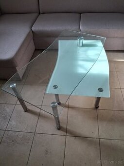 Skleněný stůl