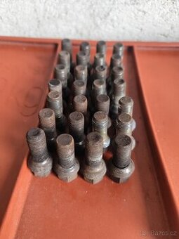 Kolové šrouby a krytky kol