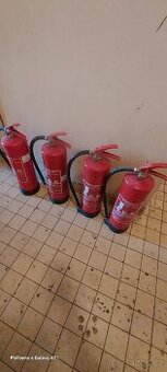 Hasící práškový přístroj.