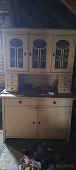 Prodám starožitný kredenc