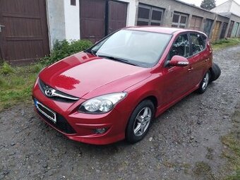 Hyundai i30 1.6 benzín 93KW-6KVALT,1MAJITEL, PO SERVISU,