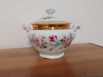 Věci z pozůstalosti (drobný nábytek, sklo, porcelán).
