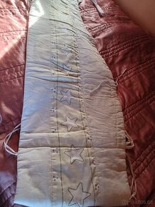 Mantinel kolem postýlky