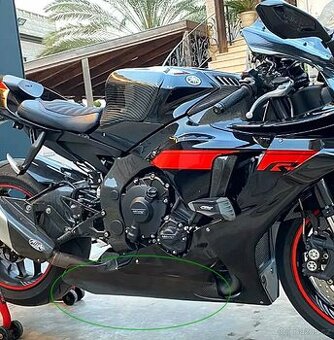 Spodni karbonova vana pod motor na yamaha R1 20-24 Rn65