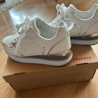 Bílé tenisky Baťa