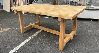 Masivní jídelní stůl