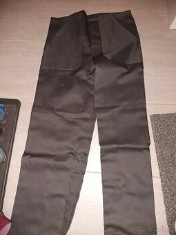 Monterkové kalhoty.